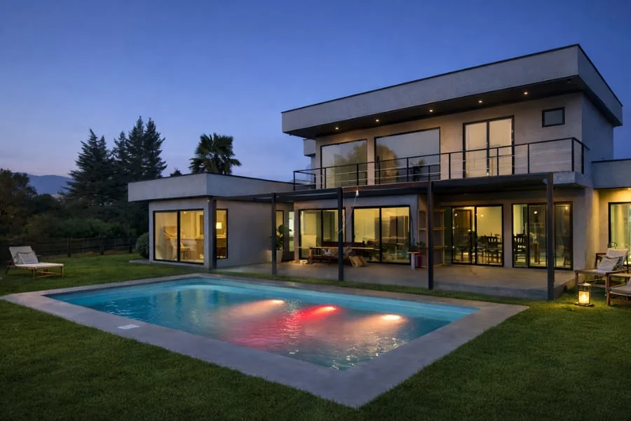 Fachada de una casa construida por INGECONST, al atardecer